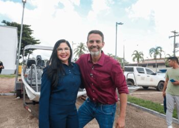 Deputada Cristiane Lopes entrega voadeiras à prefeitura para atender as comunidades do Baixo Madeira