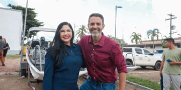 Deputada Cristiane Lopes entrega voadeiras à prefeitura para atender as comunidades do Baixo Madeira