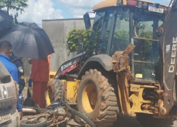 Motociclista fica desacordado após colisão com retroescavadeira
