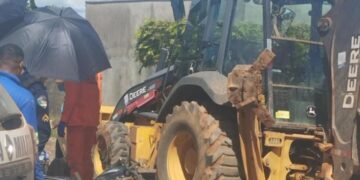 Motociclista fica desacordado após colisão com retroescavadeira