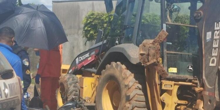 Motociclista fica desacordado após colisão com retroescavadeira