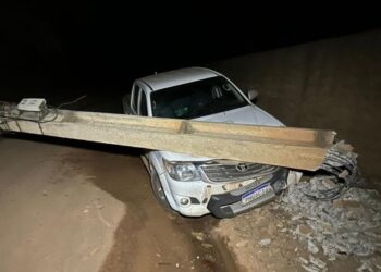Motorista supostamente embriagado colide com três postes e deixa bairros sem energia
