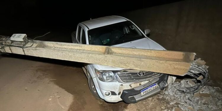 Motorista supostamente embriagado colide com três postes e deixa bairros sem energia