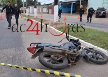 Motociclista morre após passar em quebra-mola e colidir com palmeira