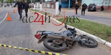 Motociclista morre após passar em quebra-mola e colidir com palmeira