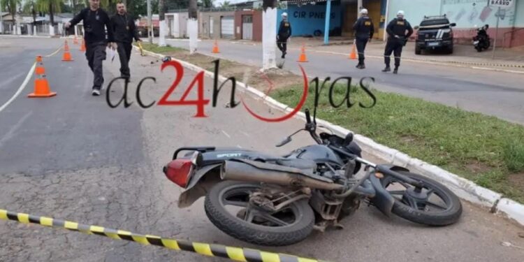 Motociclista morre após passar em quebra-mola e colidir com palmeira