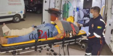 Motociclista sofre fratura na perna ao ser atingido por carro