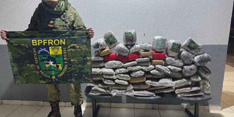 MOTOCICLISTA FOGE DE ABORDAGEM E POLÍCIA APREENDE MAIS DE 59 QUILOS DE DROGAS
