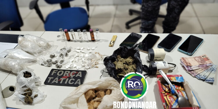 FORÇA TÁTICA: Quatro suspeitos são conduzidos com droga para central de polícia