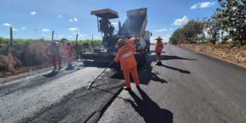 Trechos da RO-492 recebem nova capa asfáltica entre Parecis e a RO-491