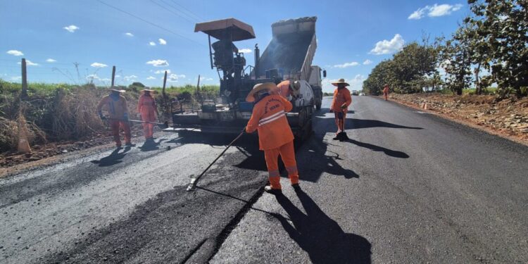 Trechos da RO-492 recebem nova capa asfáltica entre Parecis e a RO-491
