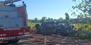 Carreta carregada de madeira tomba sobre caminhonete e deixa três vítimas fatais