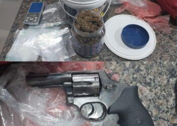 AÇÃO CONJUNTA DA POLÍCIA MILITAR DESVENDA FALSA COMUNICAÇÃO DE CRIME E APREENDE ARMA E DROGAS