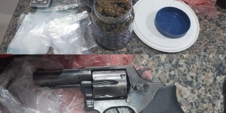 AÇÃO CONJUNTA DA POLÍCIA MILITAR DESVENDA FALSA COMUNICAÇÃO DE CRIME E APREENDE ARMA E DROGAS