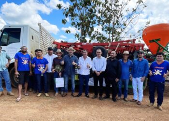 Presidente da Assembleia Legislativa participa da entrega de implementos agrícolas para onze associações em Buritis