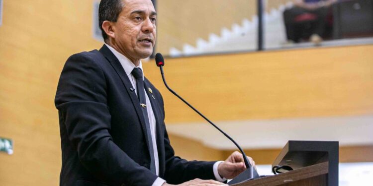 Eyder Brasil defende poder de decisão popular em audiência sobre emancipação de distritos