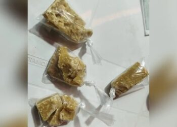 Mulher é presa por tráfico de drogas durante abordagem policial