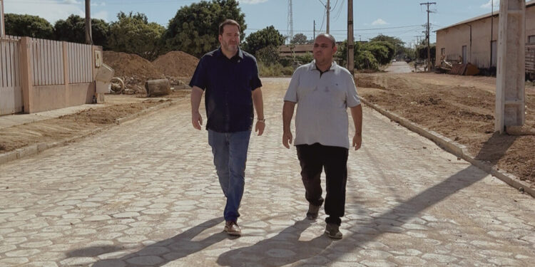 Ruas de Buritis recebem bloqueteamento com emenda parlamentar do deputado Alex Redano