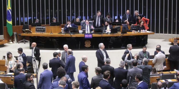 Câmara aprova projeto que suspende aumento do IOF