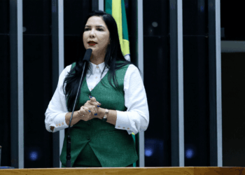 Deputada Cristiane Lopes ao lado do povo na investigação de fraudes contra aposentados