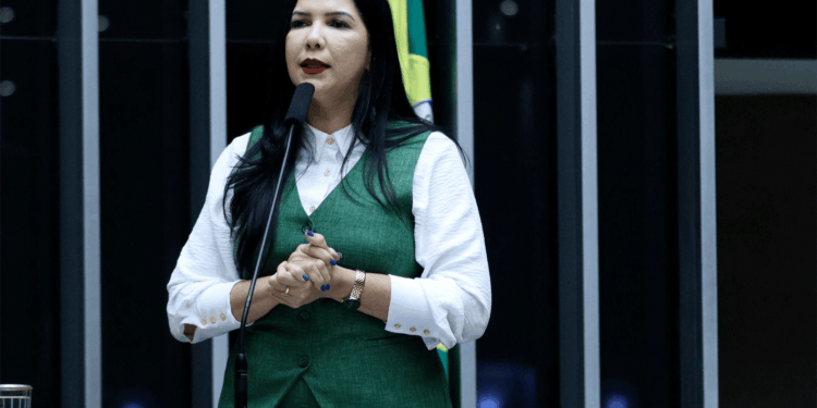 Deputada Cristiane Lopes ao lado do povo na investigação de fraudes contra aposentados