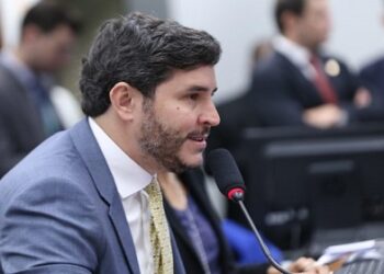 Comissão aprova dispensa de frequência escolar mínima para beneficiários do Pé-de-Meia em área de calamidade