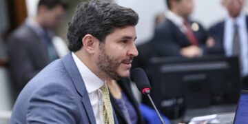 Comissão aprova dispensa de frequência escolar mínima para beneficiários do Pé-de-Meia em área de calamidade