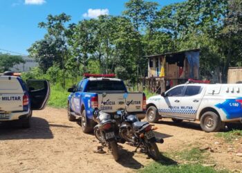 Polícia Militar apreende motocicleta roubada e eletrônicos suspeitos em área de mata na capital