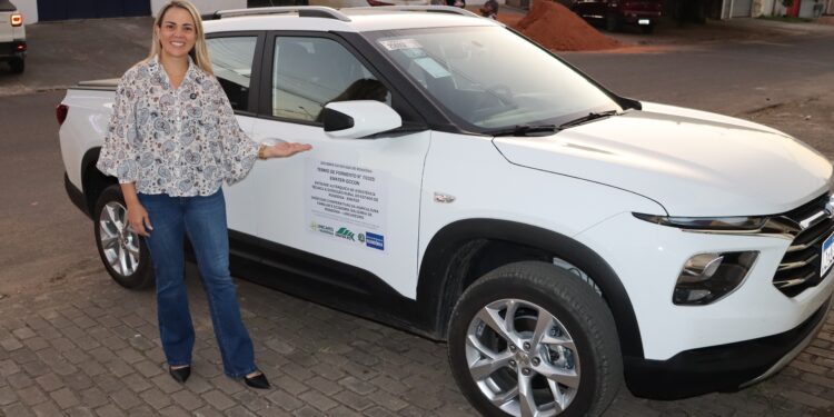 Cláudia de Jesus entrega veículos para fortalecer a estrutura da Unicafes