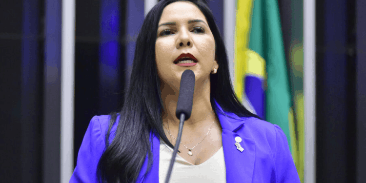 Deputada federal Cristiane Lopes confronta Marina Silva e cobra agilidade na liberação de licenças para recuperação da BR-319