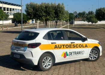 Governo de RO disponibiliza veículo adaptado para inclusão de pessoas com deficiência física em autoescolas