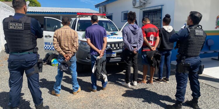 PM apreende drogas e prende cinco suspeitos de tráfico em Jarú