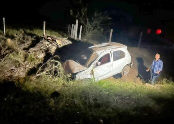 Motorista capota carro após cochilar ao volante