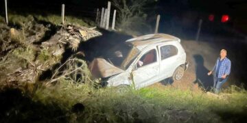 Motorista capota carro após cochilar ao volante