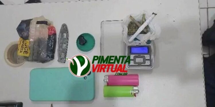 Jovens são flagrados com drogas em praça pública de Pimenta Bueno