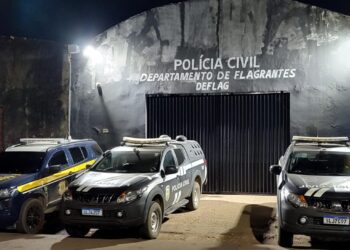 Covarde é conduzido para central de polícia após agredir mulher em estacionamento de restaurante