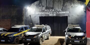 Covarde é conduzido para central de polícia após agredir mulher em estacionamento de restaurante