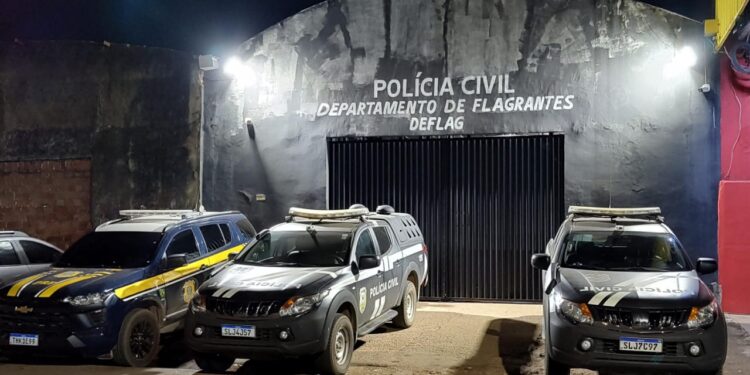Covarde é conduzido para central de polícia após agredir mulher em estacionamento de restaurante