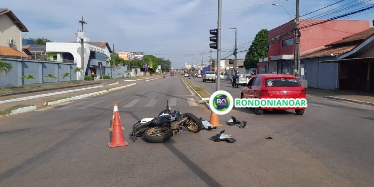 Colisão entre carro e moto deixa motociclista ferido na zona leste de Porto Velho