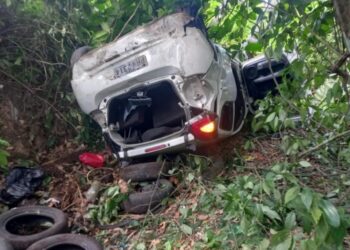 Urgente: motorista de app capota carro lotado de passageiros na Cidade Nova