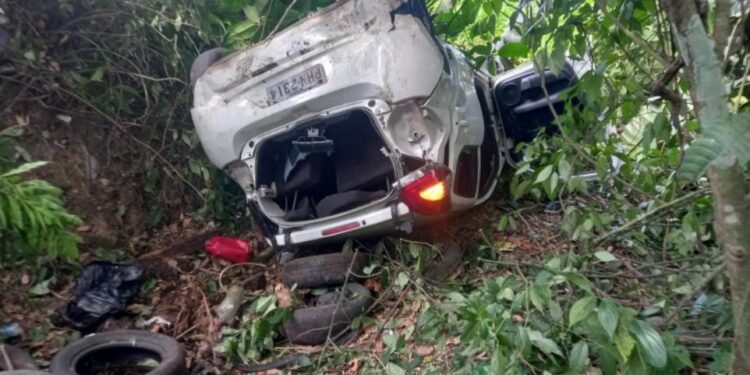 Urgente: motorista de app capota carro lotado de passageiros na Cidade Nova