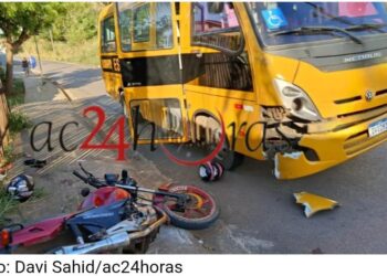 Assaltantes batem moto em ônibus durante fuga após arrastão