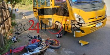 Assaltantes batem moto em ônibus durante fuga após arrastão