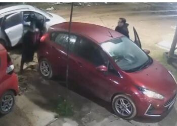 Bandidos são recebidos na bala após tentarem roubar carro de policial; veja vídeo