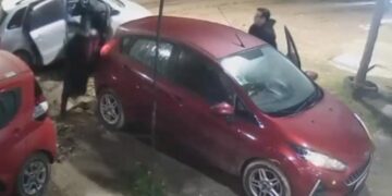 Bandidos são recebidos na bala após tentarem roubar carro de policial; veja vídeo