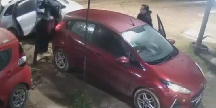 Bandidos são recebidos na bala após tentarem roubar carro de policial; veja vídeo
