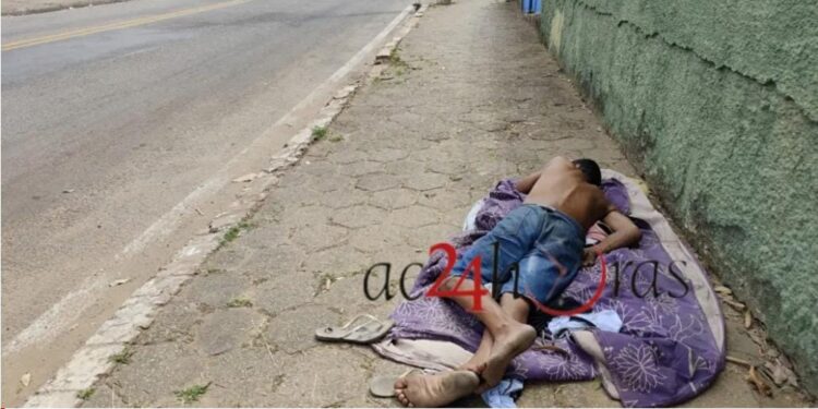 Homem em situação de rua escapa de incêndio e desmaia sob sol forte