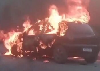 Veículo pega fogo e é completamente destruído