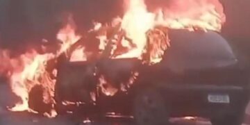 Veículo pega fogo e é completamente destruído