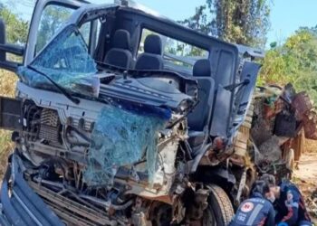 Motorista morre em colisão entre carreta e caminhão na RO-408